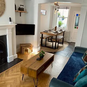 Holiday home Camelford Street -